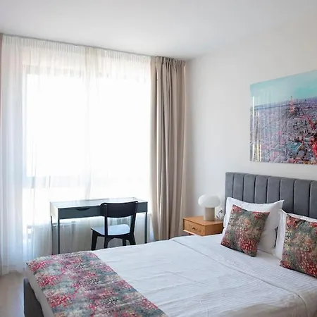 דירה New York: A Spacious Modern With Parking