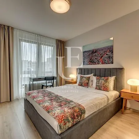 New York: A Spacious Modern With Parking Apartament Sofia