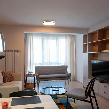 New York: A Spacious Modern With Parking * Sofia