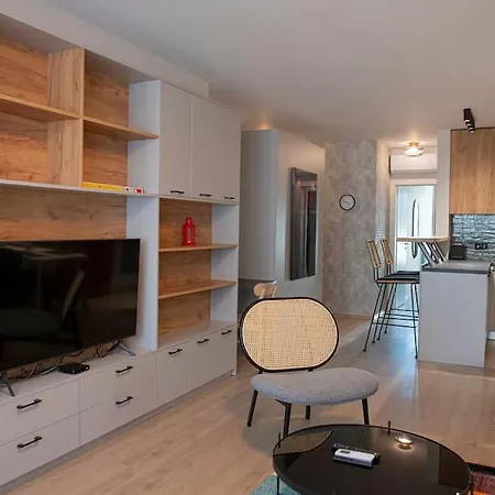 New York: A Spacious Modern With Parking Apartament Sofia