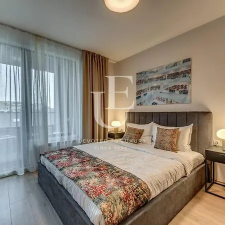 New York: A Spacious Modern With Parking *