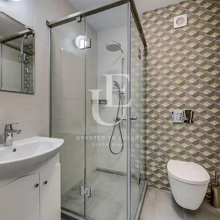 New York: A Spacious Modern With Parking