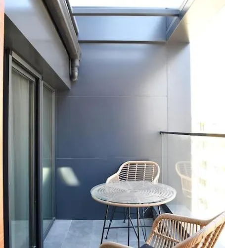 New York: A Spacious Modern With Parking Daire