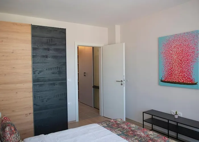 New York: A Spacious Modern With Parking Sofya