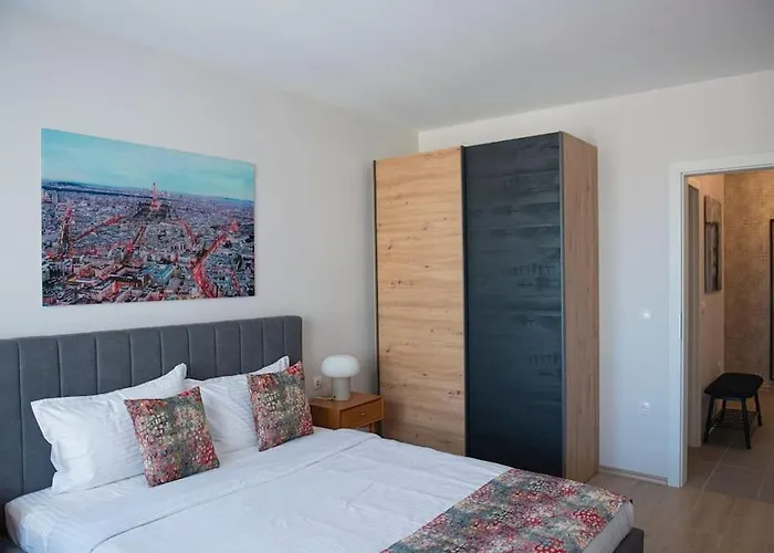 New York: A Spacious Modern With Parking Daire