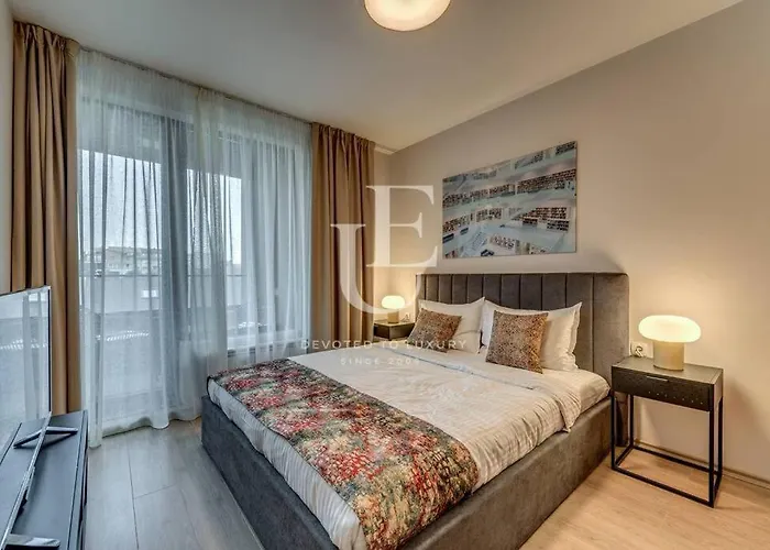 New York: A Spacious Modern With Parking *