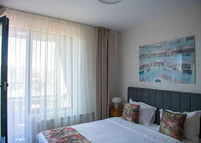 New York: A Spacious Modern With Parking *