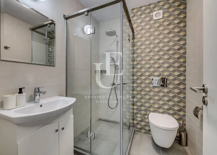 New York: A Spacious Modern With Parking