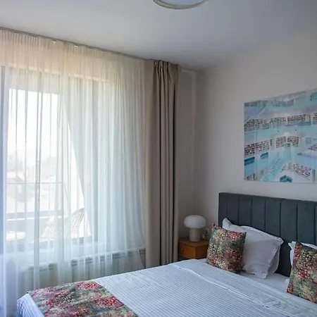 New York: A Spacious Modern With Parking *