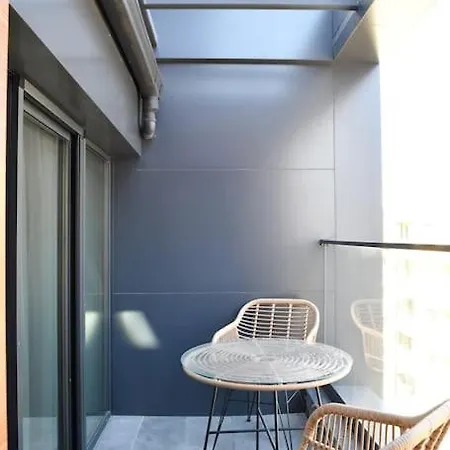 New York: A Spacious Modern With Parking شقة